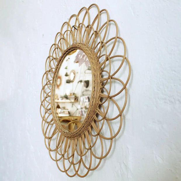 Runder Rotin Spiegel mit Blumenmotiv für harmonisches Ambiente Rattan Deko