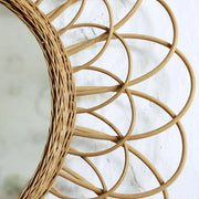 Runder Rotin Spiegel mit Blumenmotiv für harmonisches Ambiente Rattan Deko
