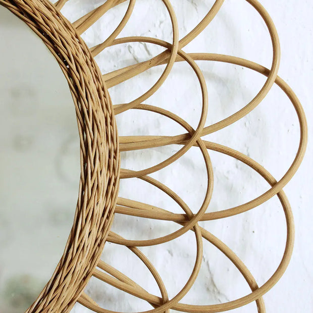 Runder Rotin Spiegel mit Blumenmotiv für harmonisches Ambiente Rattan Deko