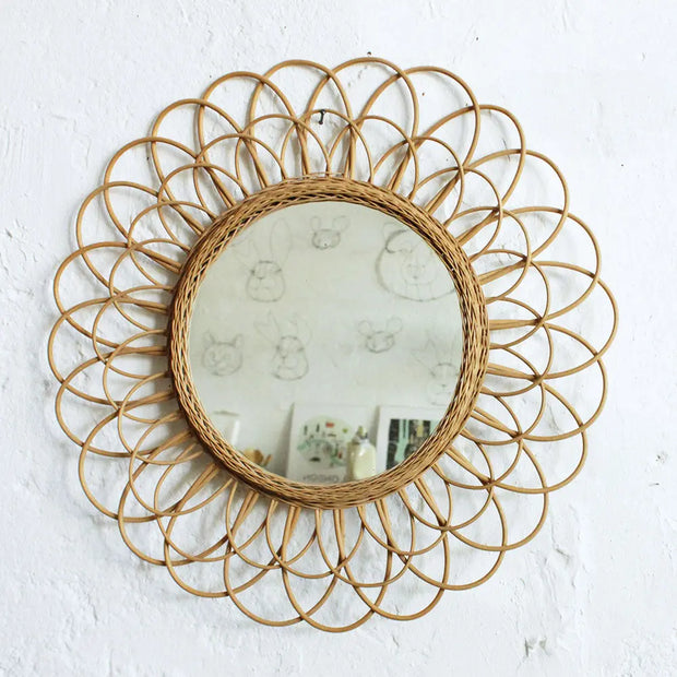 Runder Rotin Spiegel mit Blumenmotiv für harmonisches Ambiente Rattan Deko