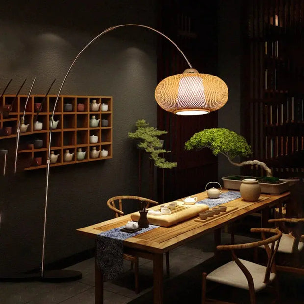 Bogenlampe aus Rattan für elegantes Ambiente - Rattan Deko