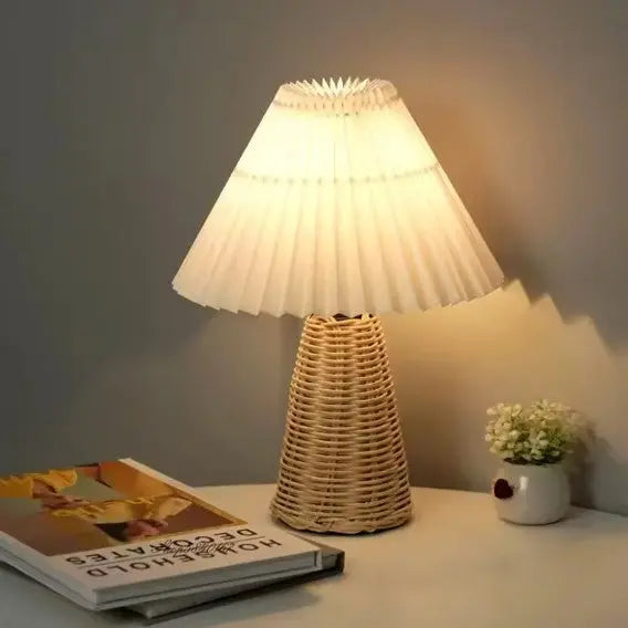 Plissierte Rattanlampe für stilvolle Beleuchtung - Rattan Deko
