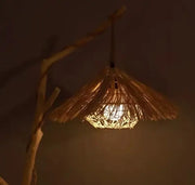 Rattan Stehlampe im Baumdesign für natürliche Wohnakzente Rattan Deko