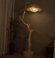 Rattan Stehlampe im Baumdesign für natürliche Wohnakzente Rattan Deko