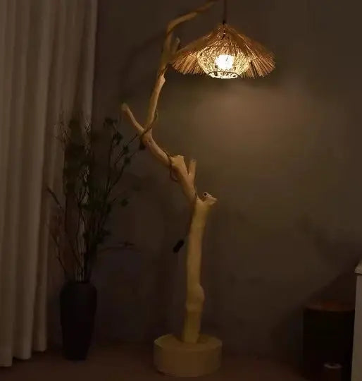 Rattan Stehlampe im Baumdesign für natürliche Wohnakzente Rattan Deko