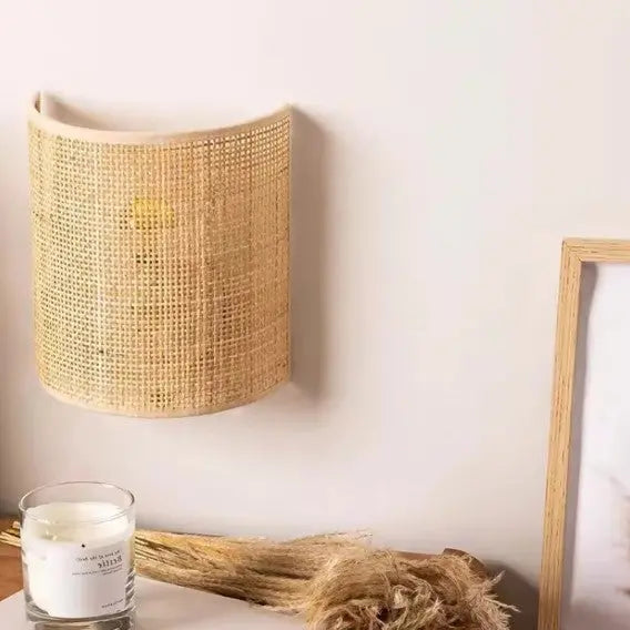 Wandlampe aus Rattan im einfachen Design - Rattan Deko