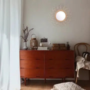 Runder Sonnenblumen-Rotinspiegel für stilvolle Akzente Rattan Deko