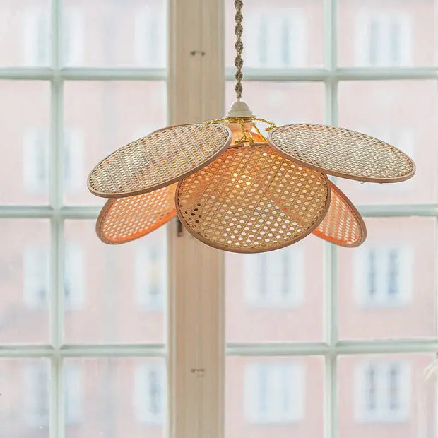 Geflochtener Blütenblatt-Hängeleuchte | GOLDENES LICHT - Rattan Deko