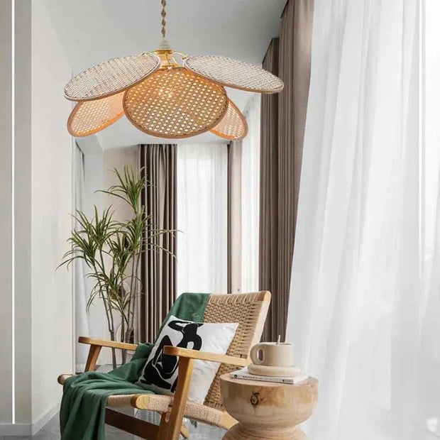 Geflochtener Blütenblatt-Hängeleuchte | GOLDENES LICHT - Rattan Deko