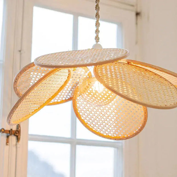 Geflochtener Blütenblatt-Hängeleuchte | GOLDENES LICHT - Rattan Deko